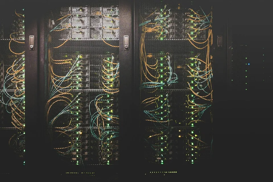 Racks de servidores com cabos organizados e luzes de status em um data center.