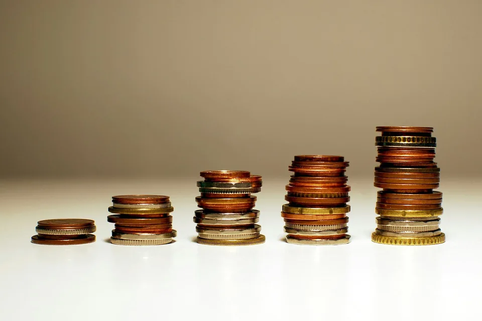 Pilhas de moedas em altura crescente, da esquerda para a direita.